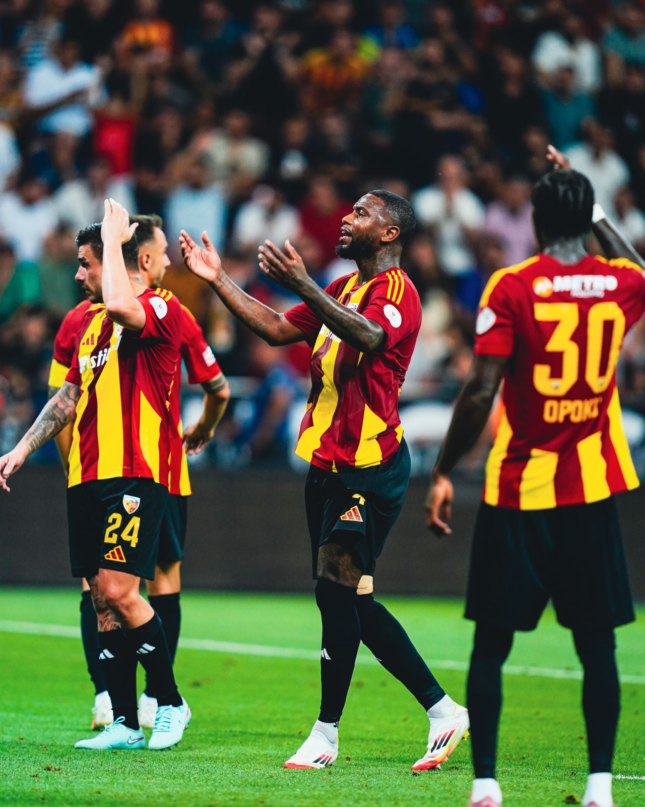 2025-2026 Klasik Çubuklu Forma (Adidas)
